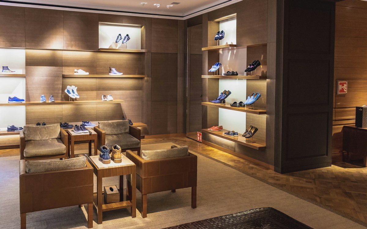 Interior de una boutique de calzado